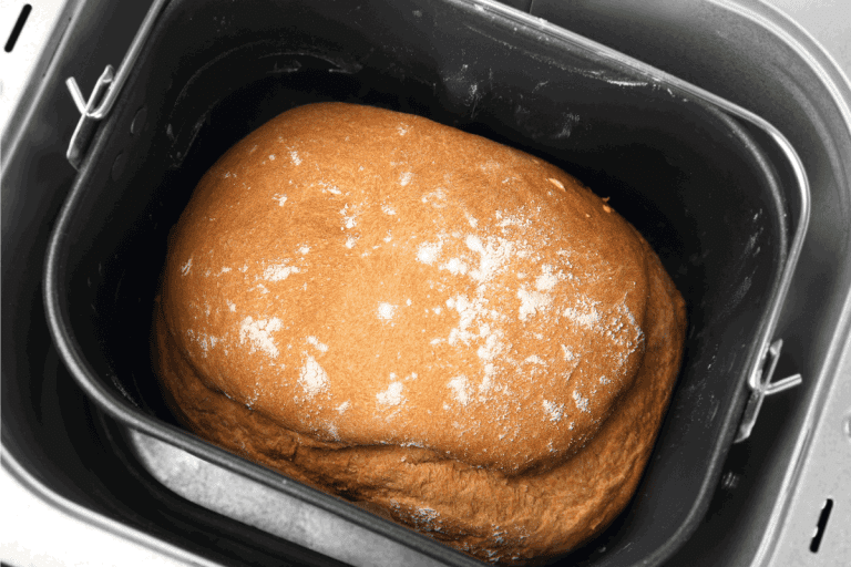 新鲜的面包机的硬皮面包。如何重置一跨入面包机吗