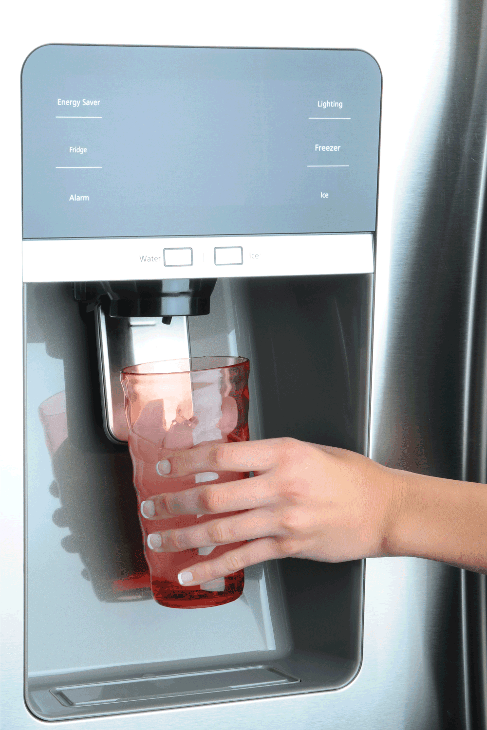 手握饮料，按下按钮从冰箱里取出新鲜冰块。