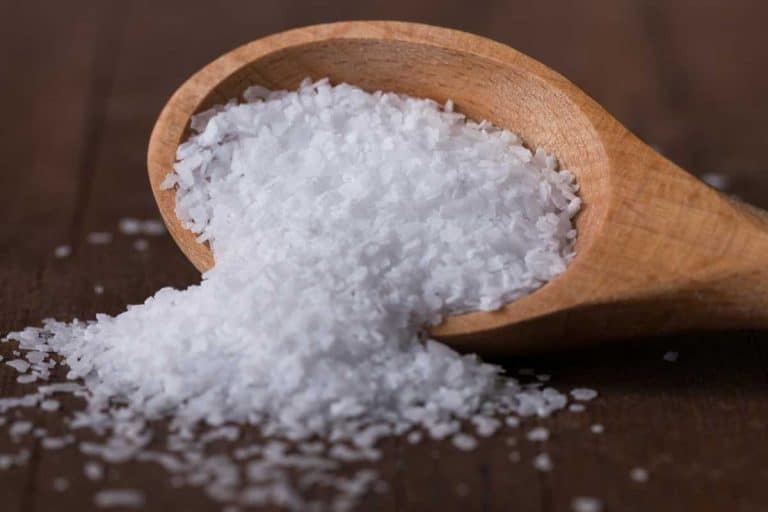 从香料罐里洒出来的粗盐，你应该在烘焙时使用粗盐吗?