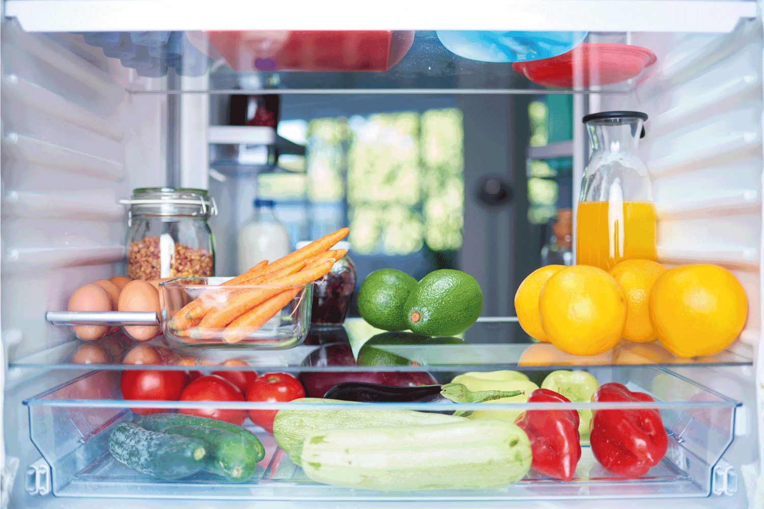 打开冰箱，从里面放满了蔬菜、水果等杂货