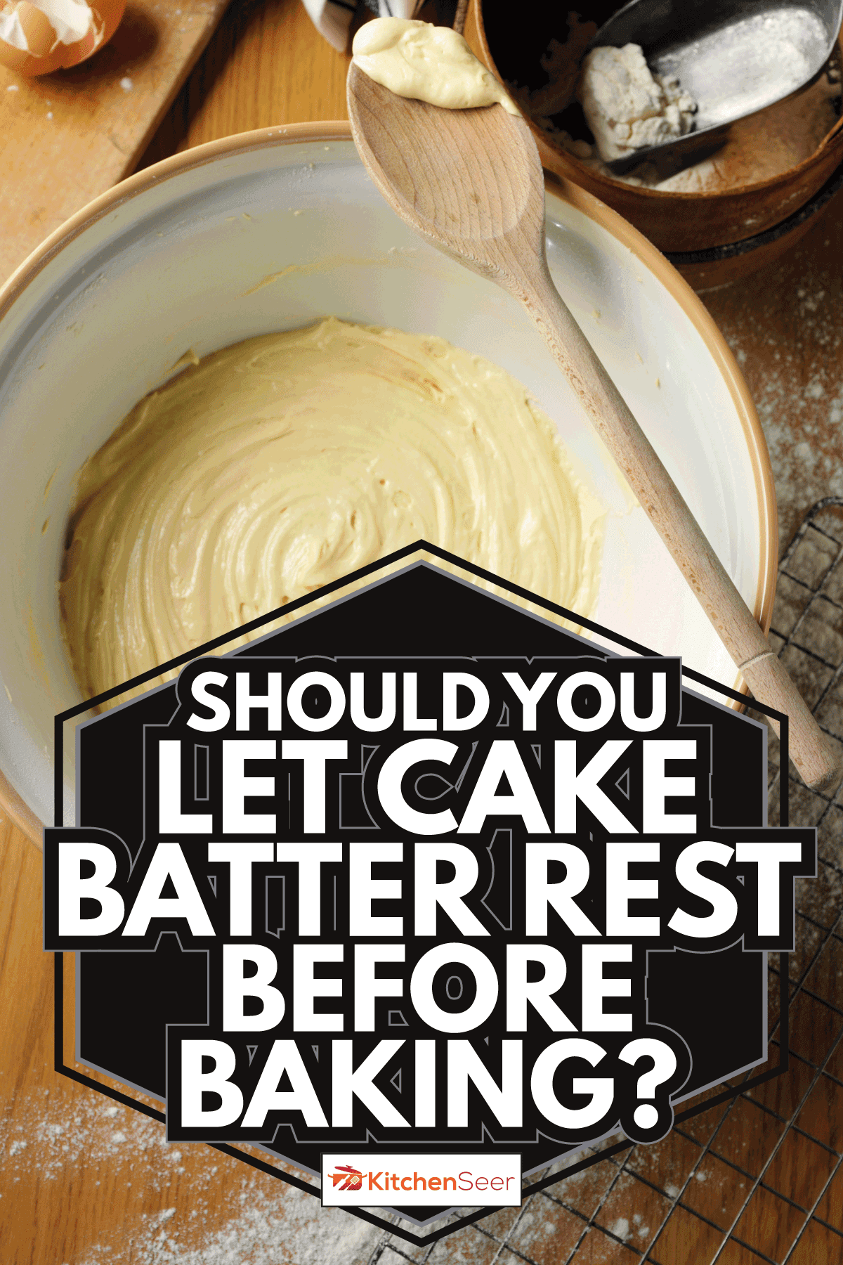 乡村破旧别致的烘焙用具与蛋糕混合物。烘焙前应该让蛋糕面糊休息吗