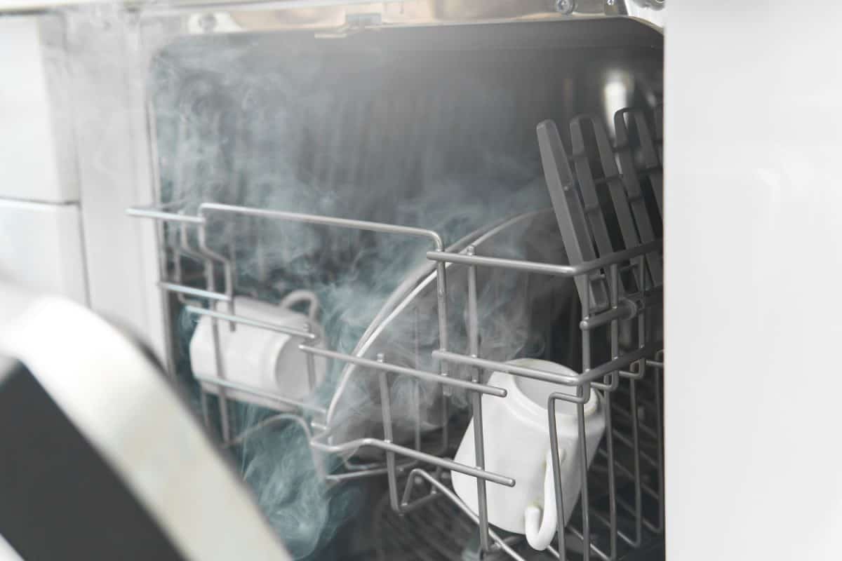 蒸汽从洗碗机里冒出来