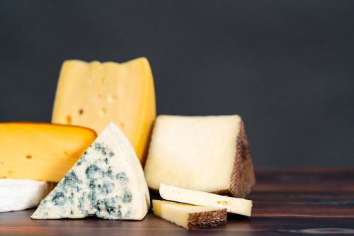 阅读更多关于这篇文章在冰箱奶酪可以持续多久?