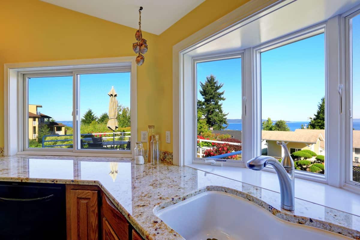 白色凸窗，白色铝制框架和华丽的大理石厨房台面bd手机下载