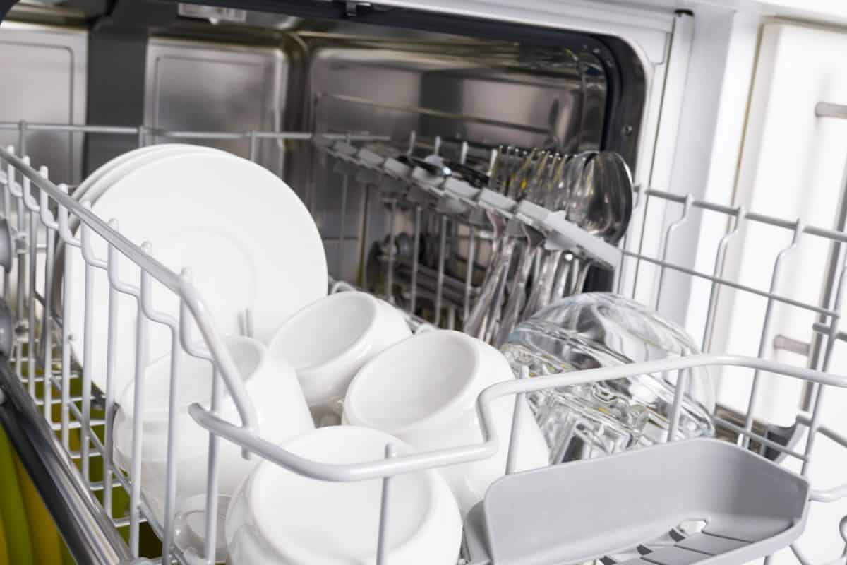 洗碗机里的白色马克杯和其他厨房用具bd手机下载