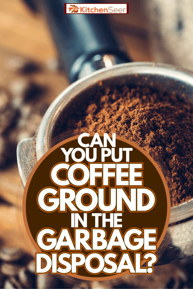 新鲜的咖啡粉从咖啡研磨机,你可以把咖啡渣放在垃圾处理吗?