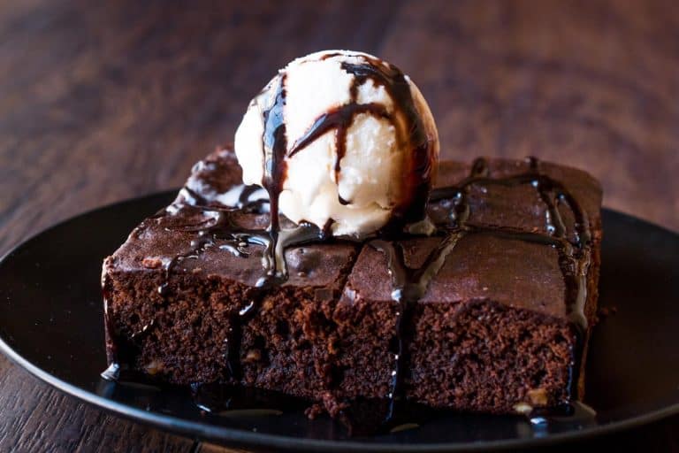 巧克力布朗尼冰淇淋和榛子粉,烤后你应该把巧克力放进冰箱里吗?