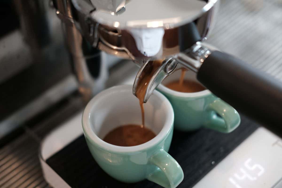 在咖啡店用专业的浓缩咖啡机提取浓缩咖啡