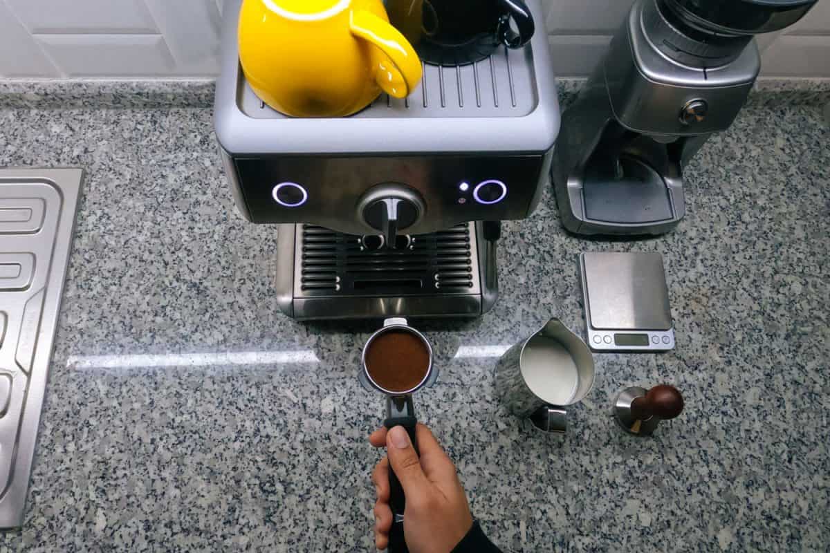 男人插入新咖啡机磨咖啡豆