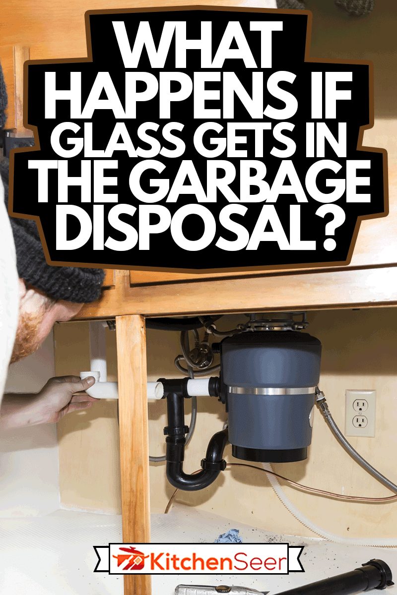 男人在家里安装垃圾处理机，如果玻璃进入垃圾处理机会发生什么?