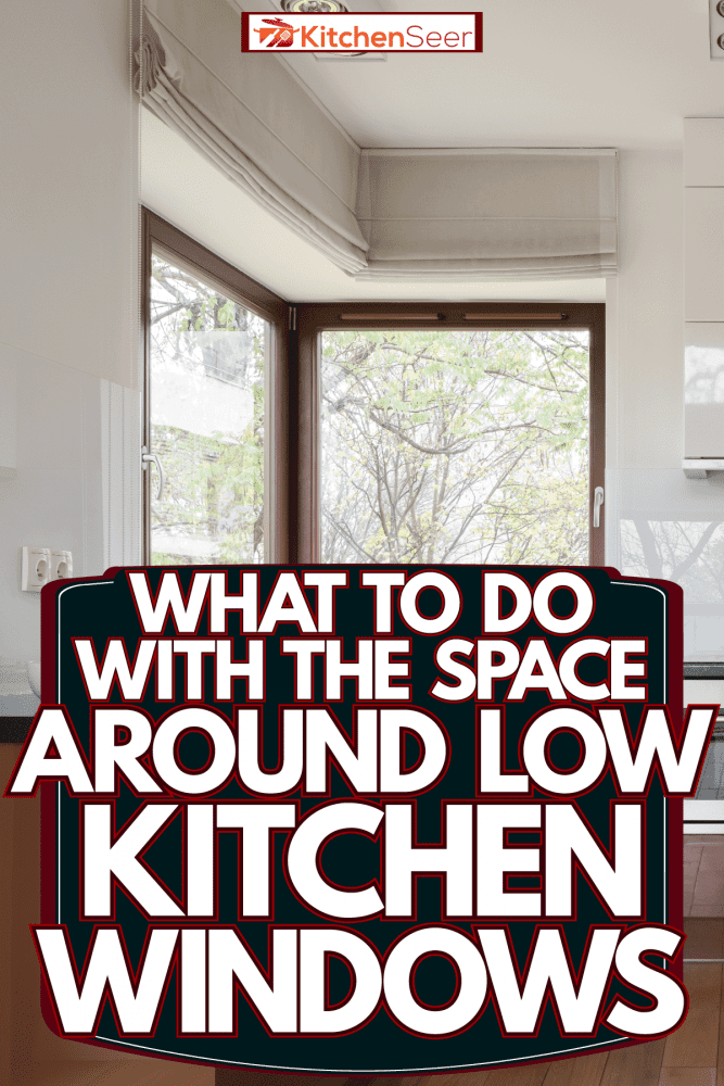 一个华丽的乡村主题厨房，木地板，白色橱柜和一个低矮bd手机下载的木框厨房窗户，如何处理低厨房窗户周围的空间