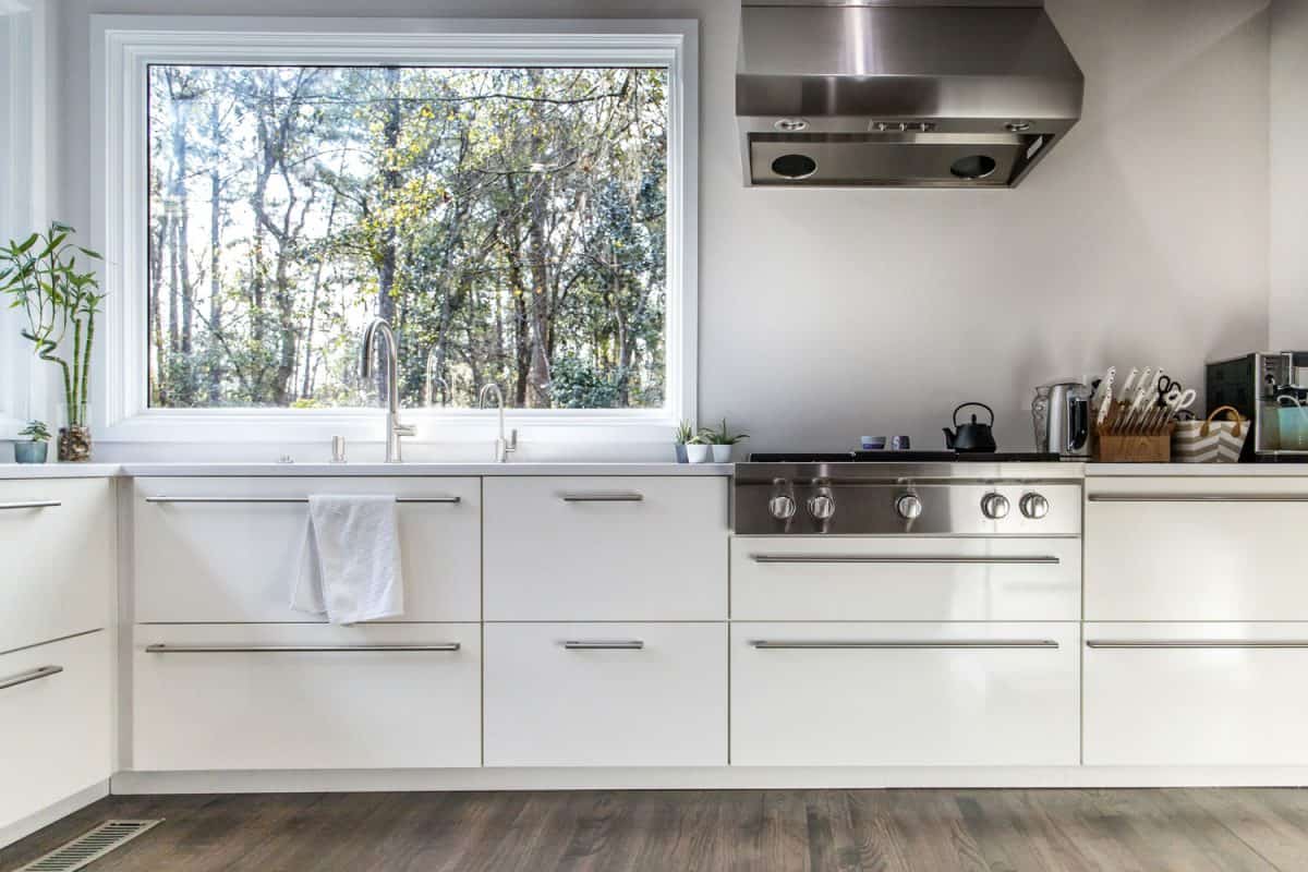 白色主题厨房与当代设计和低bd手机下载厨房窗户