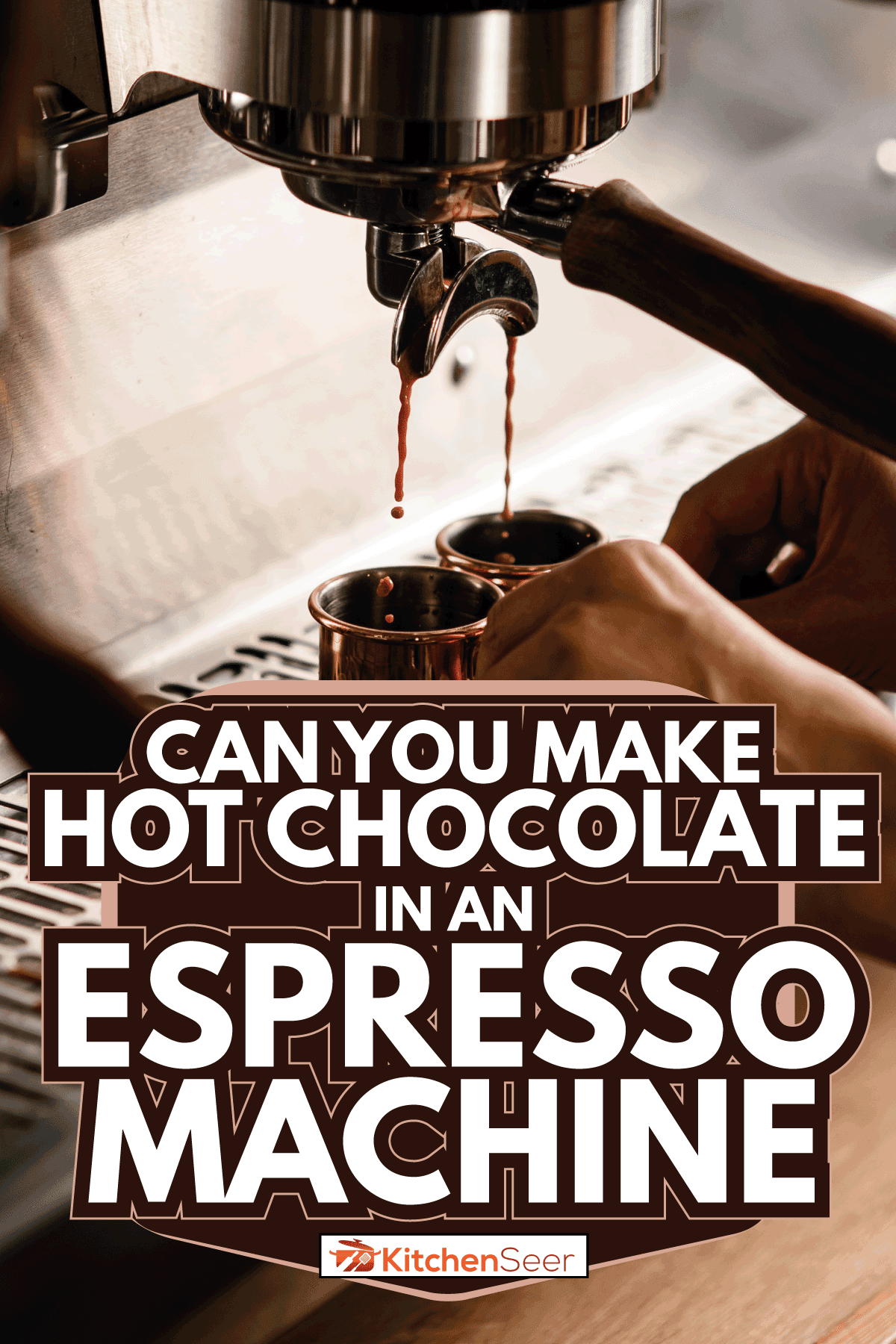 咖啡机投入咖啡杯。咖啡师准备deliciouse新鲜的热咖啡。你能让热巧克力在一个咖啡机吗”width=
