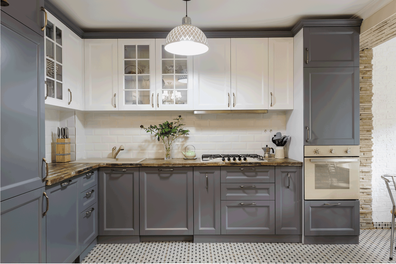 现代豪华的灰色和白色木制厨房内部。bd手机下载涂成灰色和白色