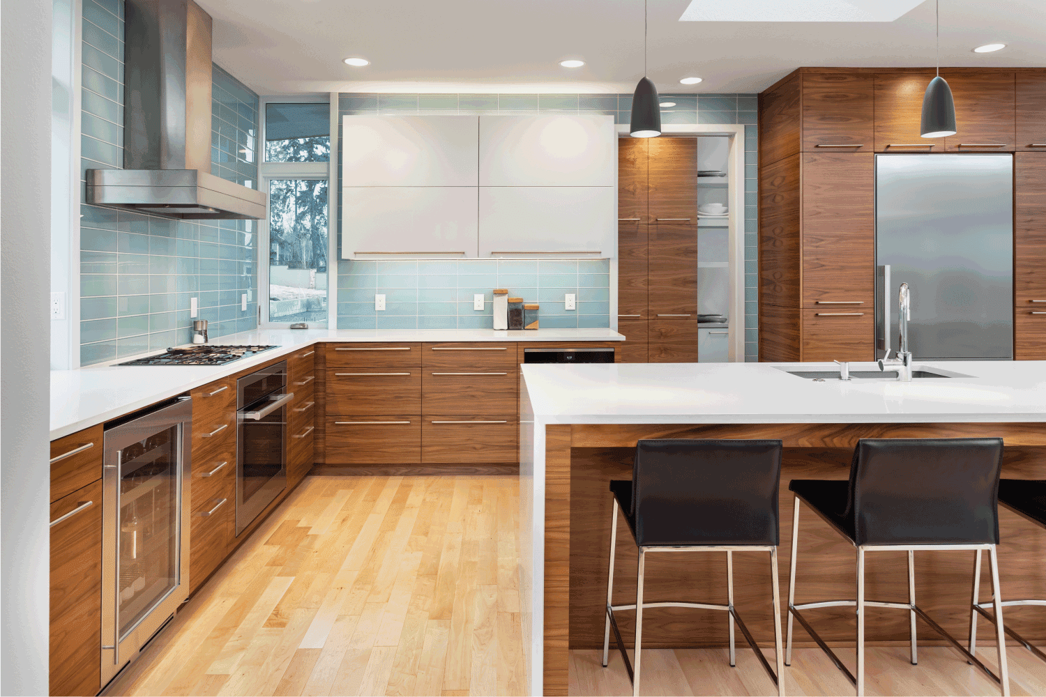 美丽的现代厨房在新的当代风格的豪华bd手机下载住宅，与岛，吊灯，硬木地板，和不锈钢电器