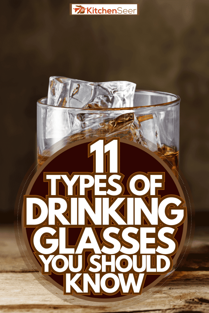 桌子上有一个装威士忌和冰块的岩石杯，你应该知道的11种饮料杯