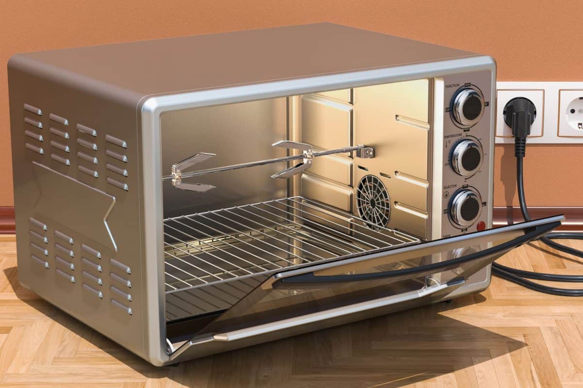 一个银色的小烤箱和一个烤肉架