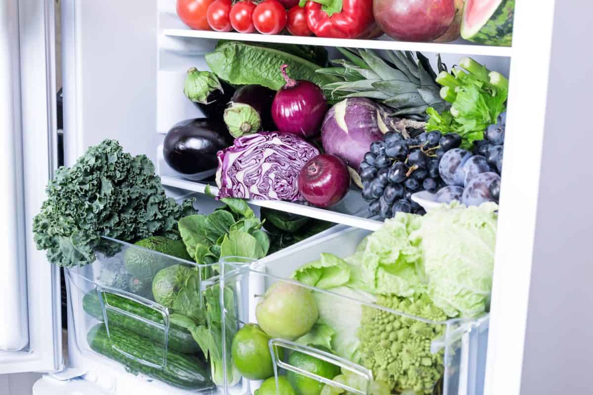 冰箱里有各种各样的蔬菜和水果