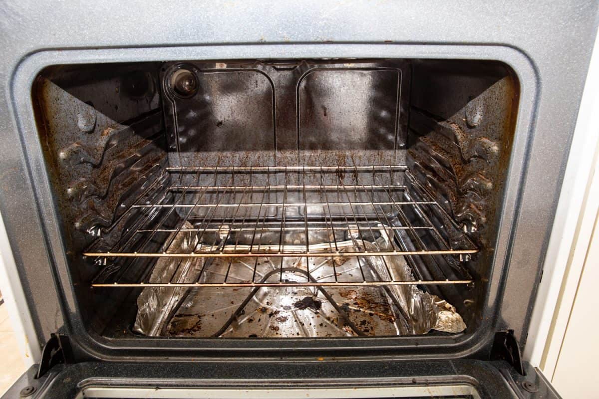 一个肮脏的烤箱内部