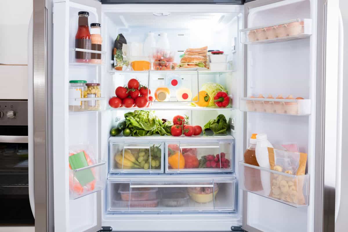 打开冰箱，放满新鲜水果和蔬菜