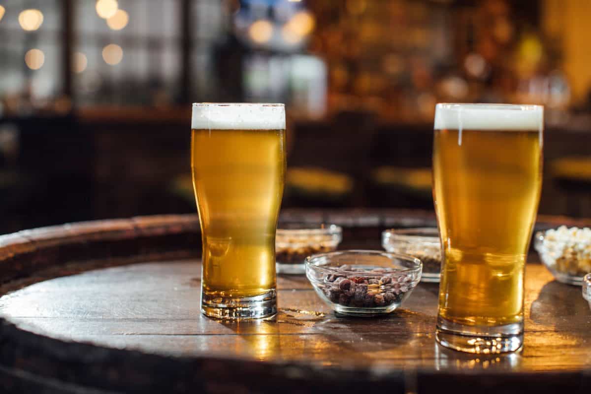 在一家小酒馆里，两品脱的玻璃杯装满了品脱啤酒