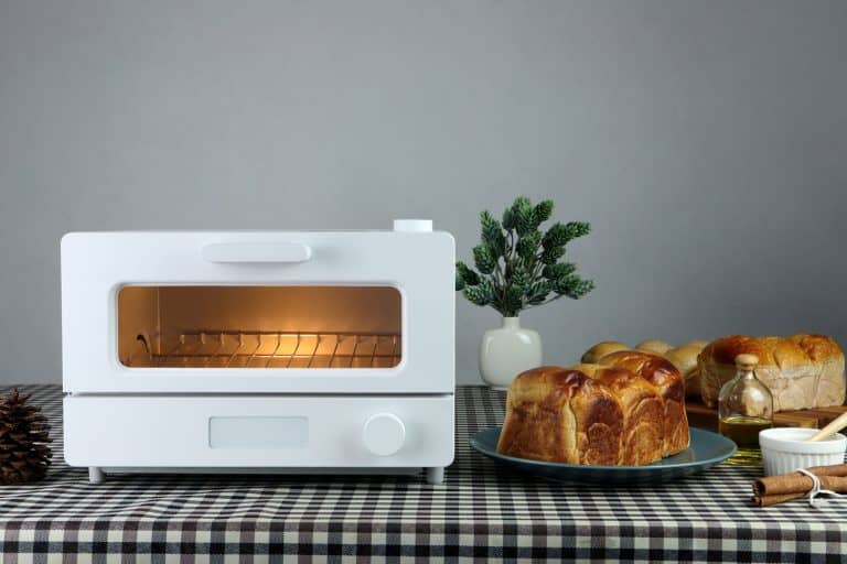 白色现代设计烤箱在桌子上用自制甘薯黄油吐司面包灰色的水泥墙上背景早餐在厨房的房间,如何清洁Cuisinart烤箱bd手机下载