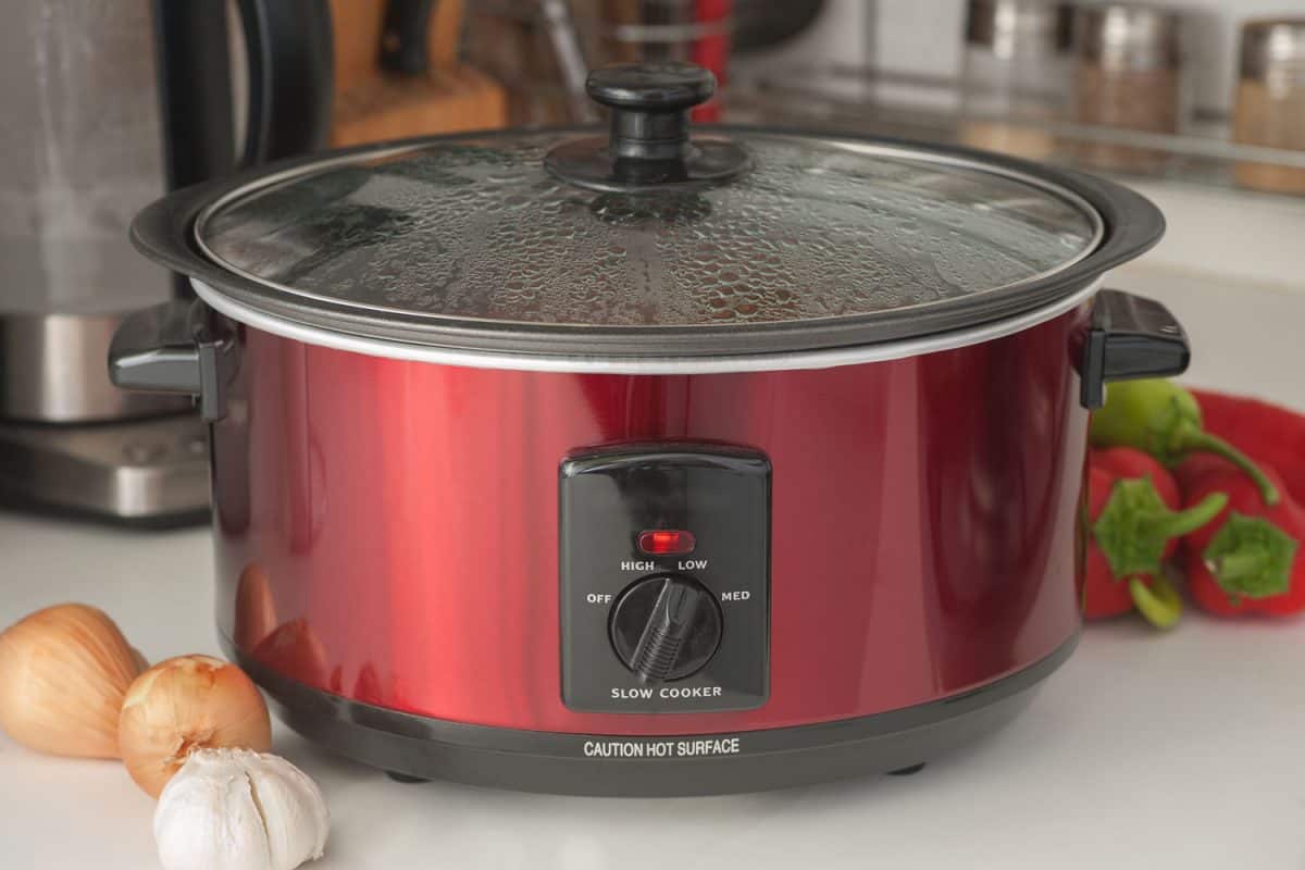 一个红色的慢炖锅在厨房里bd手机下载