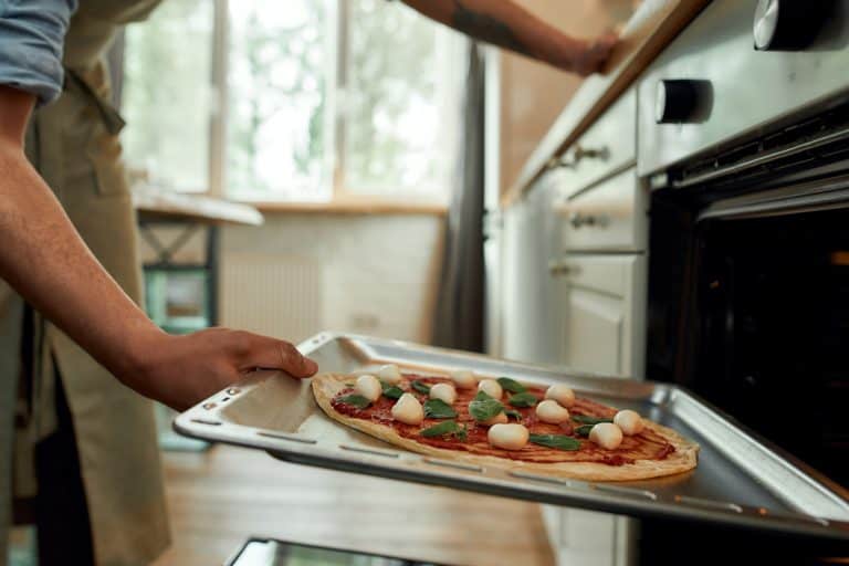出现的人,专业的厨师在家里做匹萨。