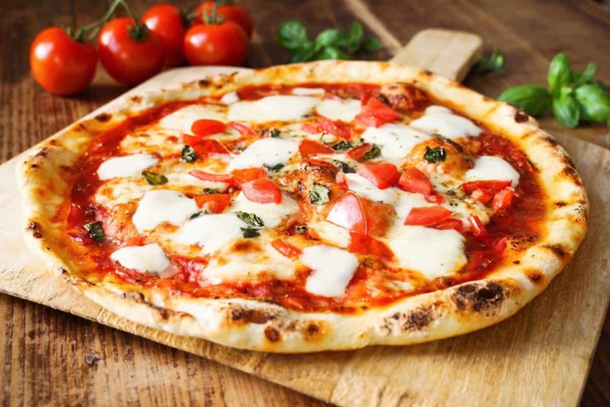 新鲜自制玛格丽塔披萨配水牛马苏里拉奶酪和罗勒