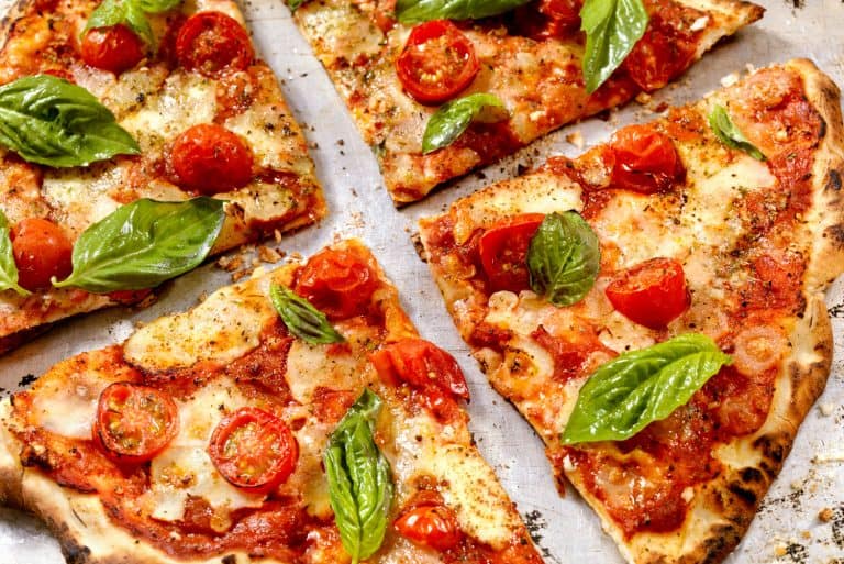 玛格丽塔披萨用新鲜马苏里拉奶酪,番茄和罗勒,如何制作披萨皮脆在底部