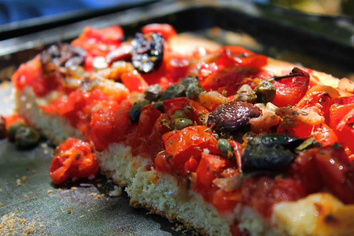 西西里岛的素食披萨，用新鲜的西红柿和古老的谷物制成