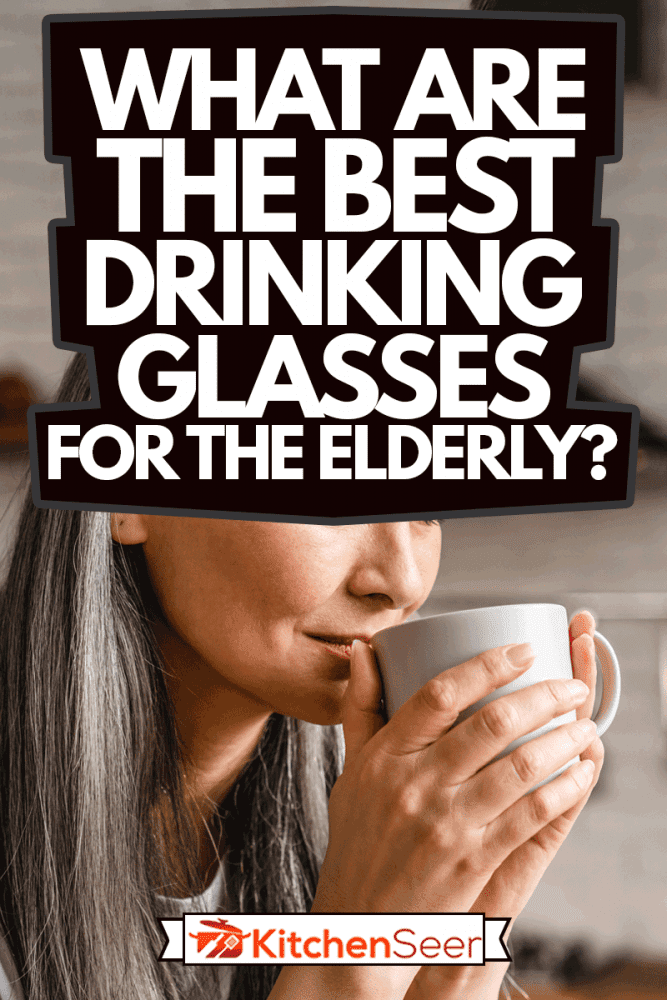 漂亮的白人成熟女子喝热咖啡，什么是老年人最好的酒杯?