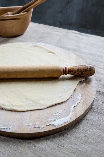 小麦粉面团包饺子或披萨用擀面杖木板