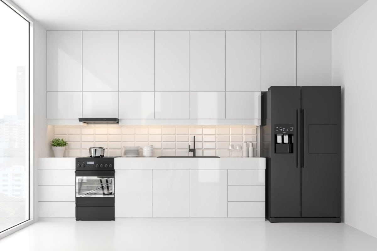 白色的厨房里有一个黑色的冰箱，里面有铝制的橱柜和碗柜bd手机下载