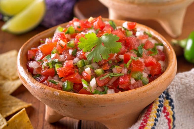 美味的自制莎莎pico de gallo与番茄、洋葱、石灰、香菜、墨西哥辣椒,pico de gallo持续多长时间?