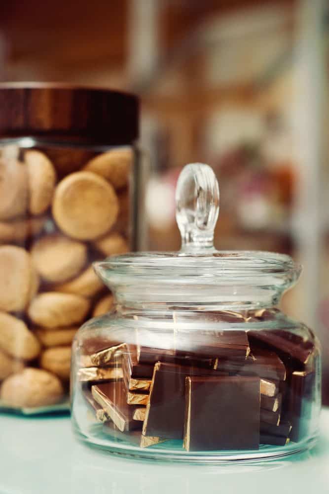 巧克力饼干的玻璃容器
