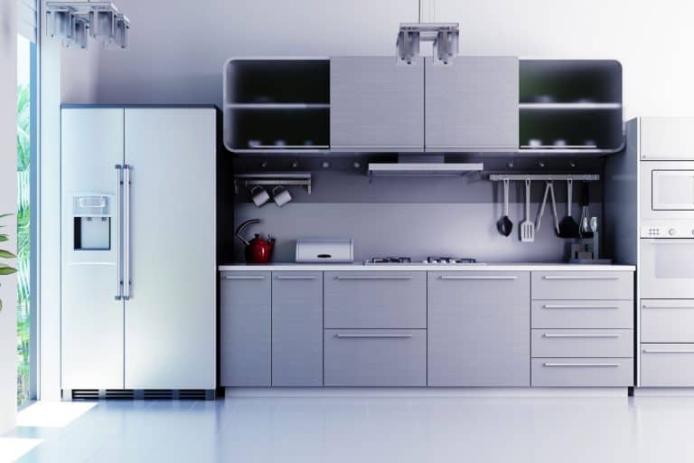 不锈钢风格的厨房区，白色瓷砖地板和双门冰箱，冰箱上最好bd手机下载的油漆是什么?