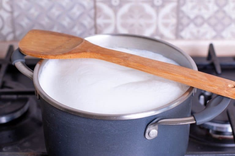 在平底锅里用木勺煮牛奶，牛奶煮沸需要多长时间?