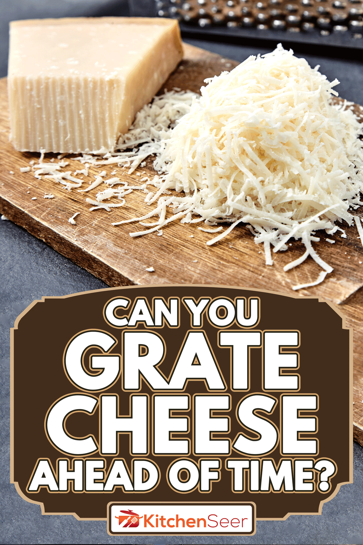 将帕尔玛干酪或帕尔玛干酪切碎放在木板上，你能提前磨碎奶酪吗?
