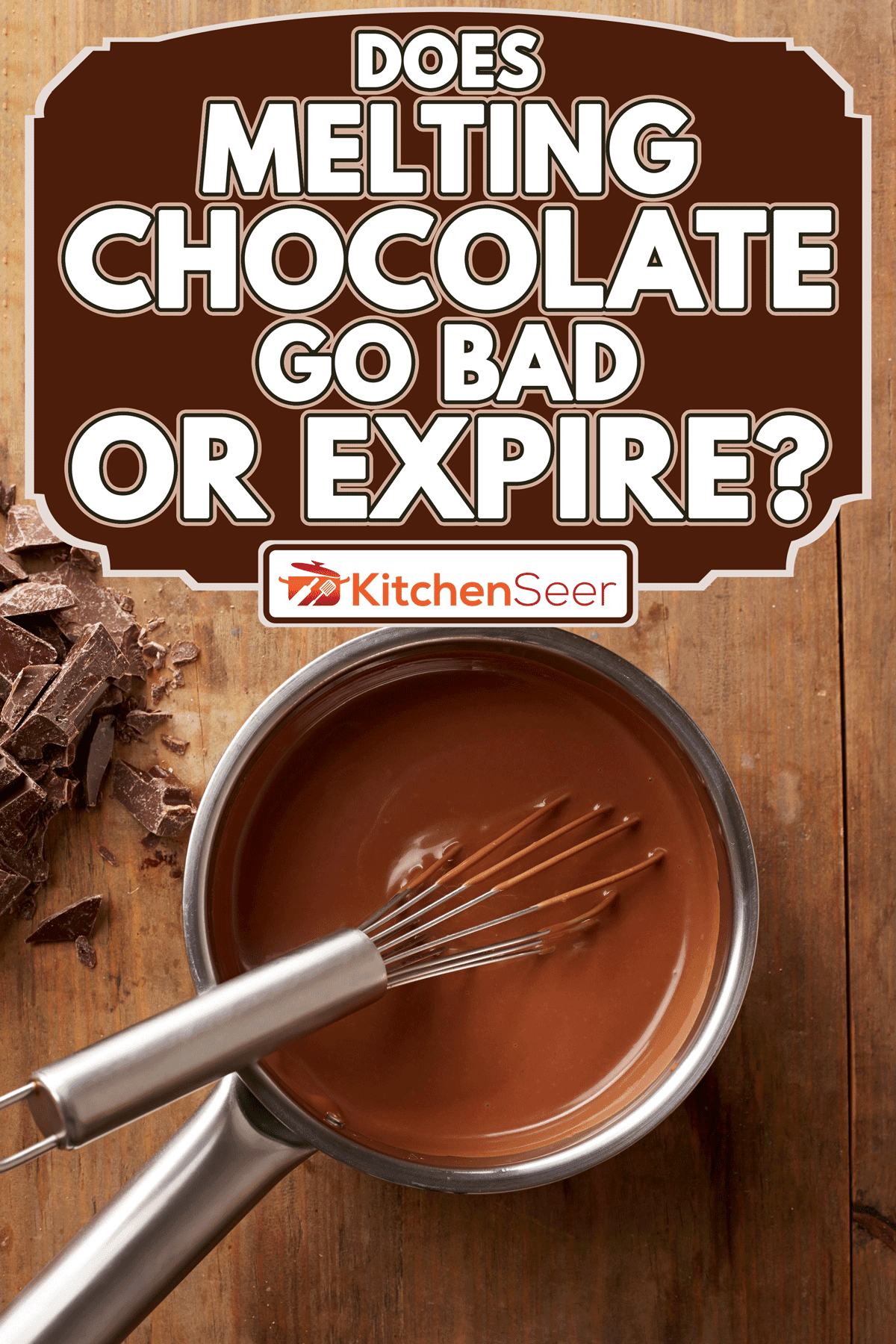 头顶的观点融化的巧克力在锅与搅拌器，融化的巧克力坏了或过期?