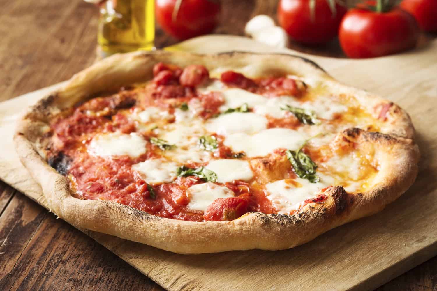 新鲜的自制意大利披萨那不勒斯