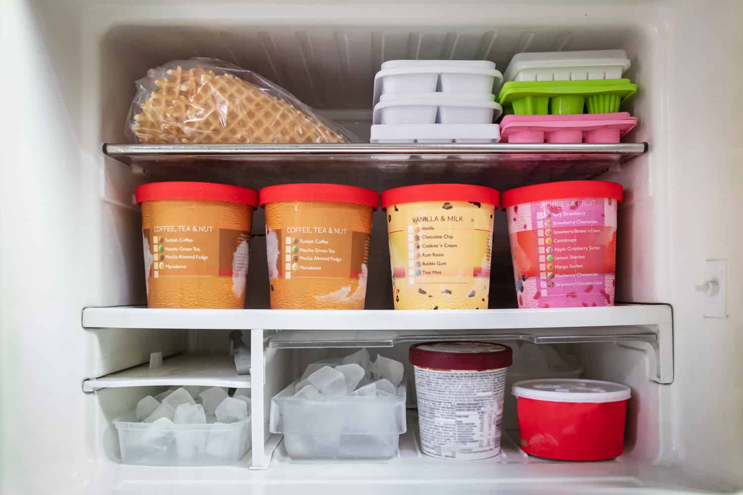 冰箱里装满了冰淇淋口味和冰块。