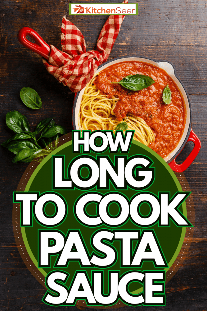 刚烤好的意大利面放在红色不粘锅里，上面撒上欧芹，意大利面酱要煮多久