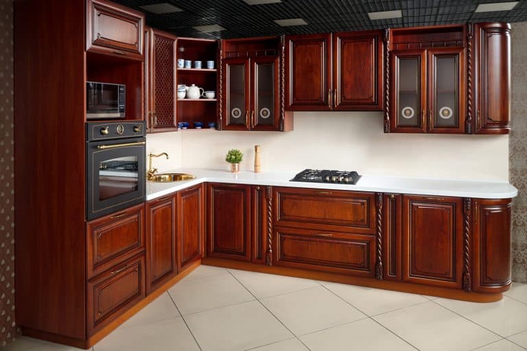 经典风格的现代厨房内部，金色元素樱桃桤bd手机下载木橱柜，内置电器电动或感应滚刀，电烤箱石水槽和抽油风扇-樱桃橱柜的什么颜色地板