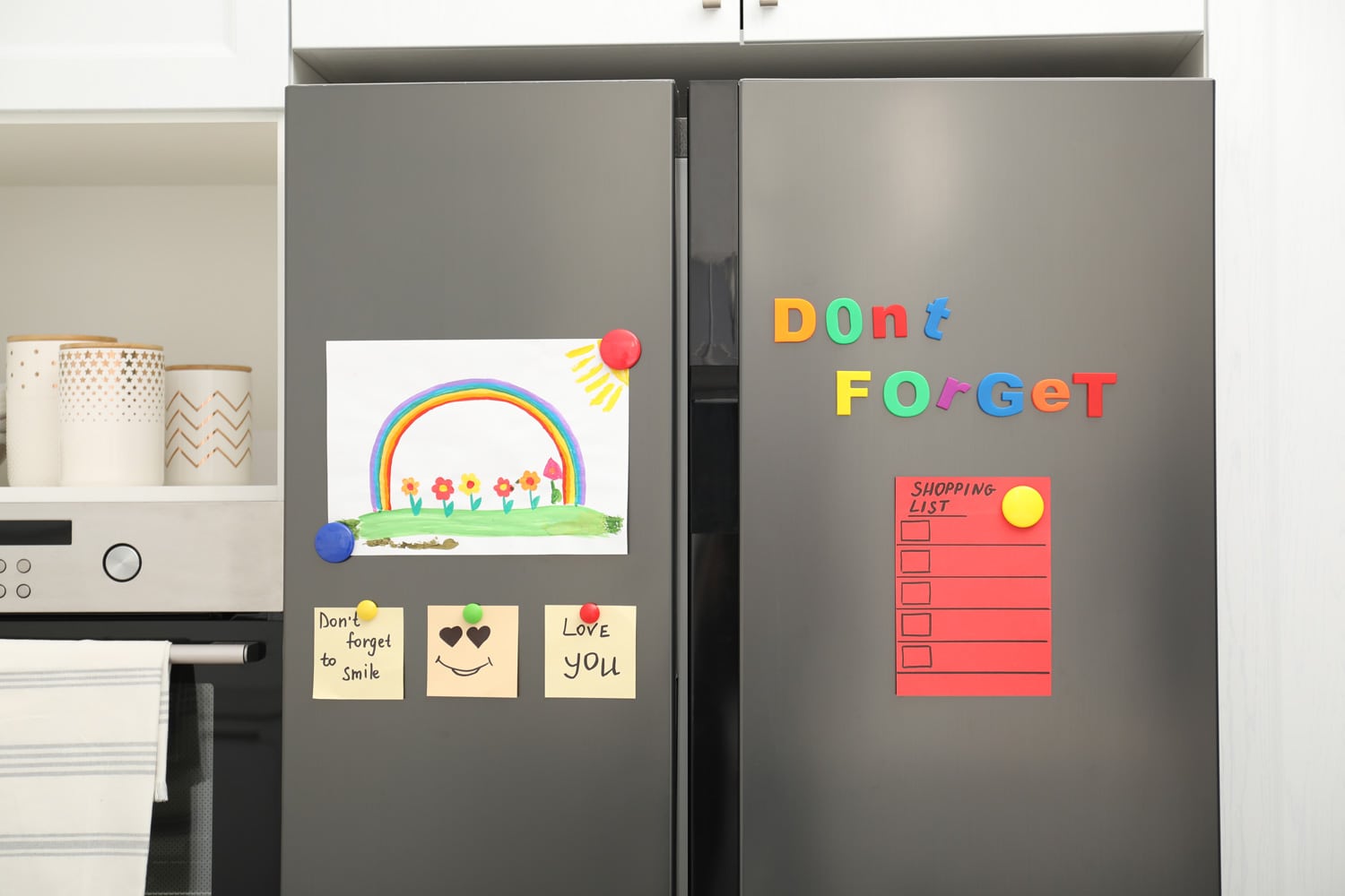 现代冰箱与儿童绘画，笔记和磁铁在厨房bd手机下载