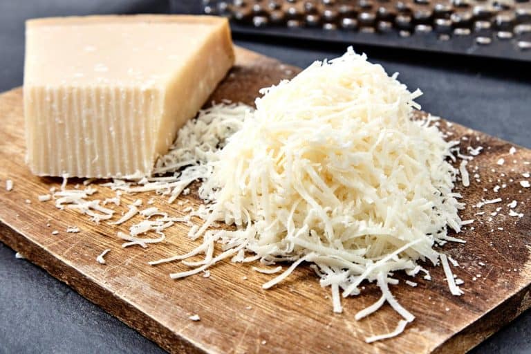 一块碎实情或帕玛森芝士在木板上,你可以提前把奶酪吗?