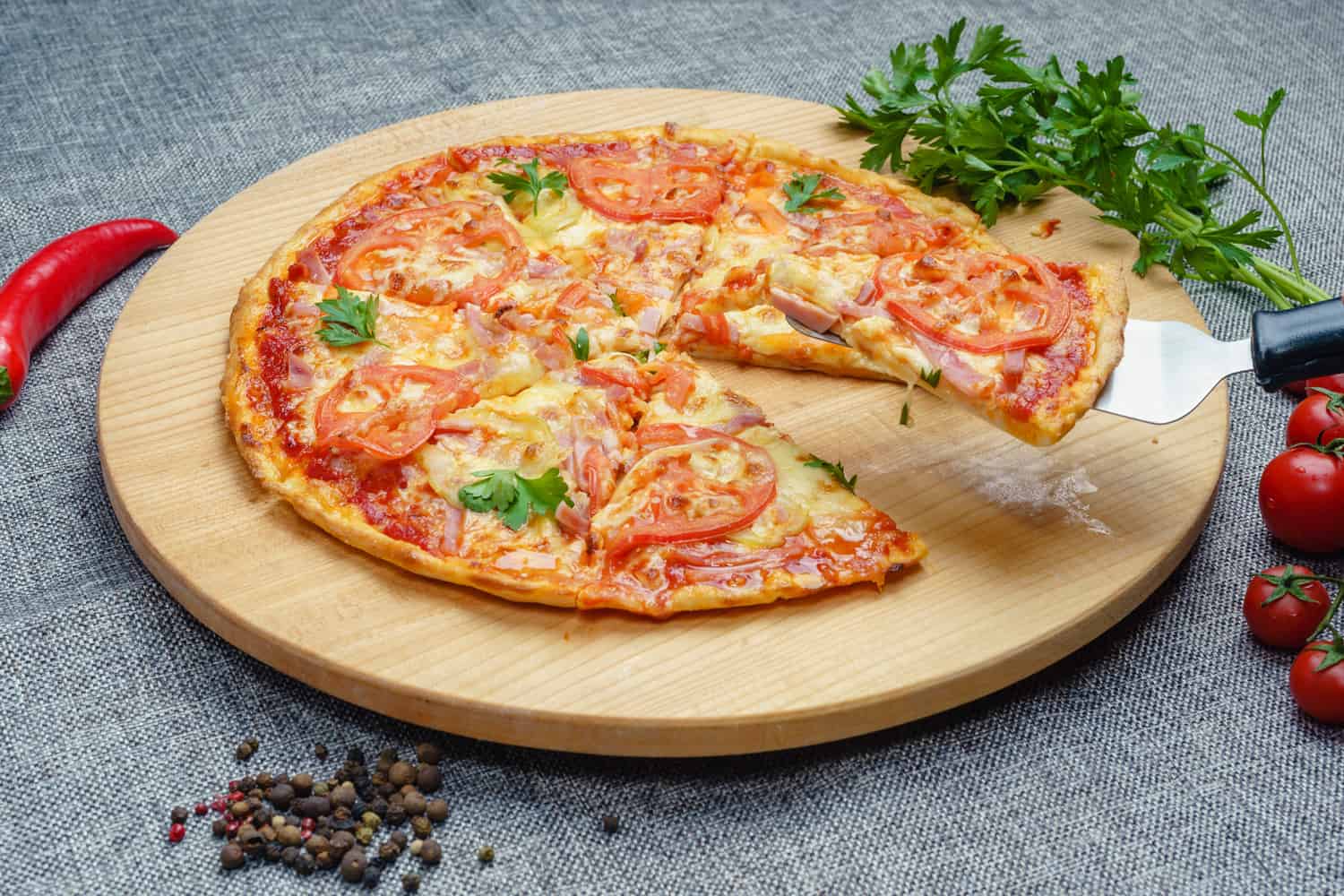 披萨配香肠片、奶酪和西红柿，切成圈。