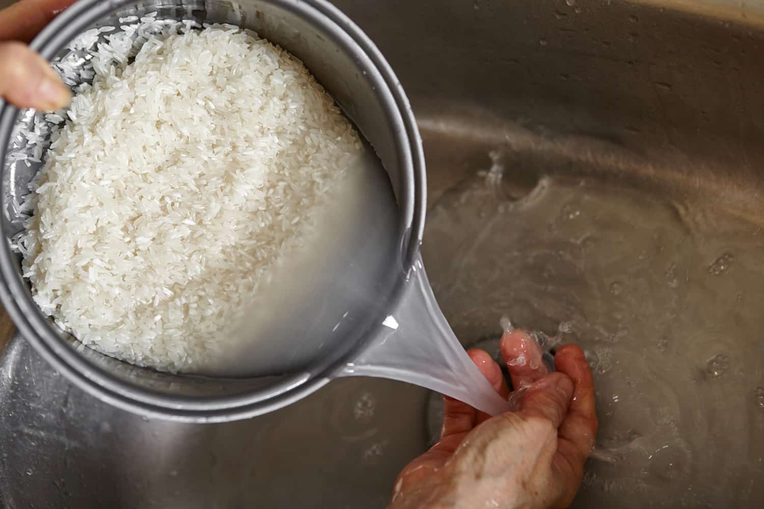 煮米饭前先把白米在锅里洗净