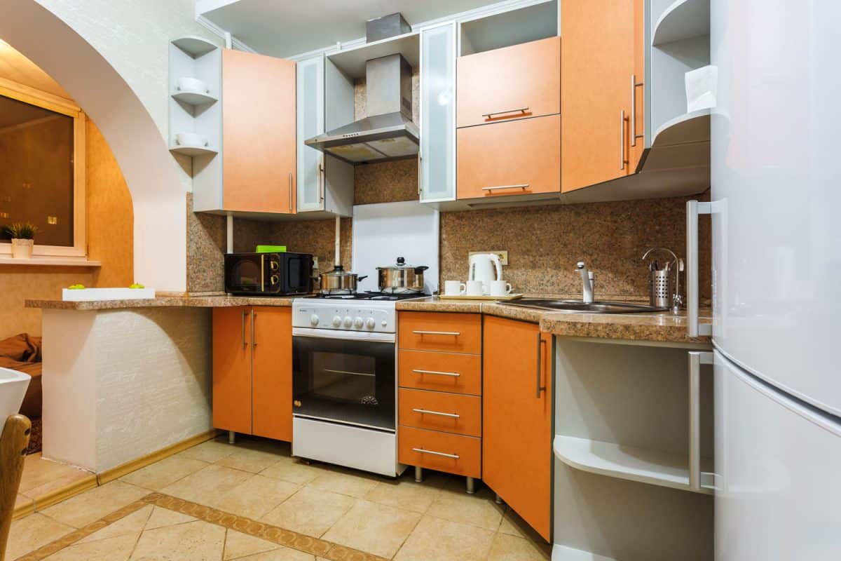 乡村风格的厨房bd手机下载，木质橱柜面板和白色装饰
