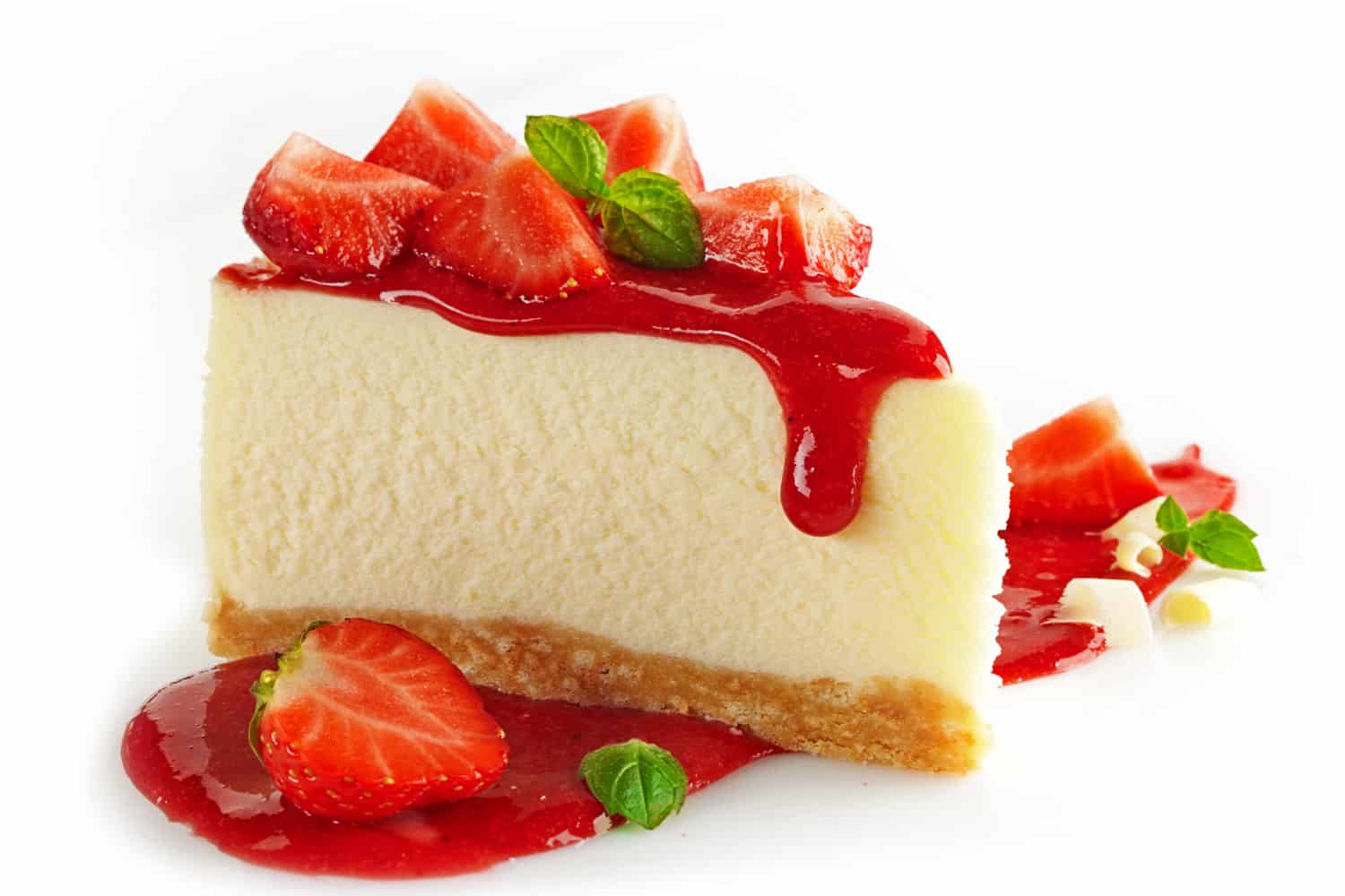 草莓芝士蛋糕在白色背景上